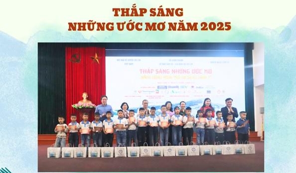 Hành trình “Thắp sáng những ước mơ” đến với trẻ em mọi miền Tổ quốc