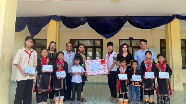 Trao học bổng và tặng quà cho trên 3.000 trẻ em khó khăn