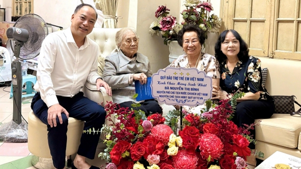 Quỹ Bảo trợ trẻ em Việt Nam thăm và chúc mừng sinh nhật nguyên Phó Chủ tịch nước Nguyễn Thị Bình