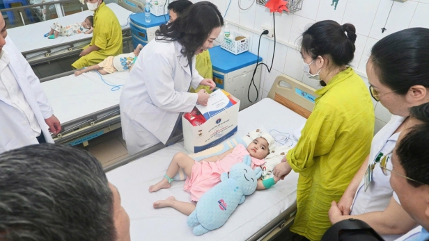 Phó Chủ tịch nước Võ Thị Ánh Xuân thăm và tặng quà trẻ em đang điều trị tại Bệnh viện Phổi Trung ương