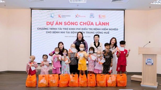 “Sóng chữa lành” trao tặng 2 tỷ đồng hỗ trợ bệnh nhi tại Bệnh viện Trung ương Huế