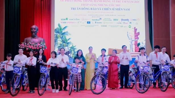 Gần 3 tỷ đồng trao tặng 'Thắp sáng những ước mơ - Tri ân đồng bào chiến sĩ miền Nam' tại Bến Tre