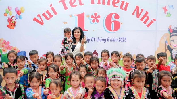 Phu nhân Tổng Bí thư Tô Lâm thăm, tặng quà học sinh vùng cao Điện Biên