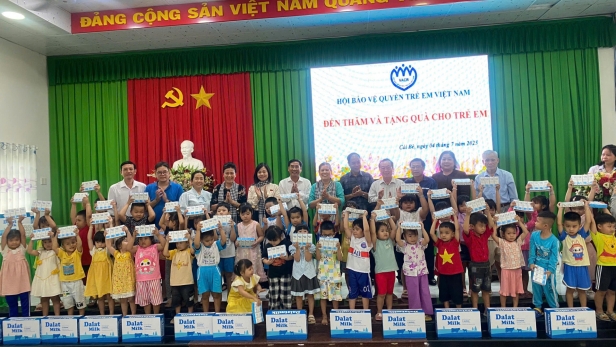 Hội Bảo vệ quyền trẻ em Việt Nam thăm, tặng quà Mẹ Việt Nam Anh hùng và trẻ em khó khăn tỉnh Đồng Tháp
