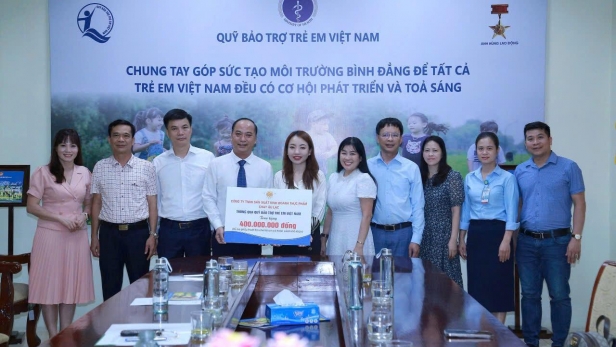 Tặng 400 triệu đồng hỗ trợ phẫu thuật tim cho trẻ em có hoàn cảnh đặc biệt, khó khăn