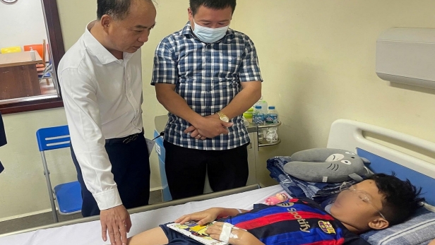 Quỹ Bảo trợ trẻ em Việt Nam thăm hỏi, động viên trẻ em gặp nạn trong vụ lật tàu tại Vịnh Hạ Long