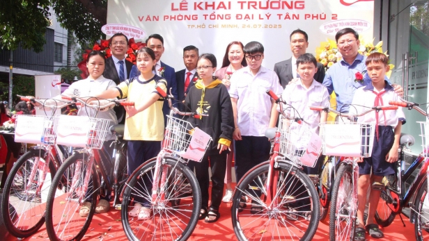 Trao tặng xe đạp cho học sinh có hoàn cảnh khó khăn