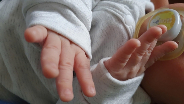 Siết chặt cấp và sử dụng giấy chứng sinh để ngăn chặn mua bán trẻ em