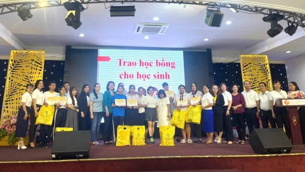Trao yêu thương – Nâng bước đến trường: 5 năm đồng hành cùng học sinh khó khăn