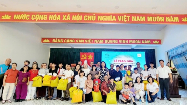 Trao học bổng và quà tặng cho trẻ em khó khăn tại Huế