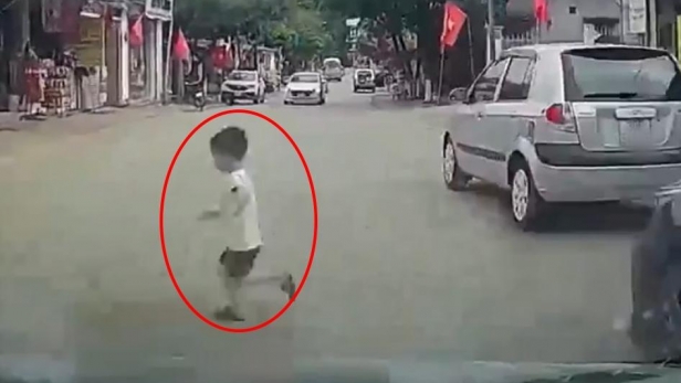 Trẻ em bất ngờ lao ra đường gây tai nạn: Trách nhiệm thuộc về ai?