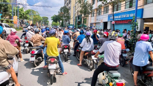 Phụ huynh dừng đỗ xe sai quy định trước cổng trường: Nguy cơ tiềm ẩn và chế tài xử phạt