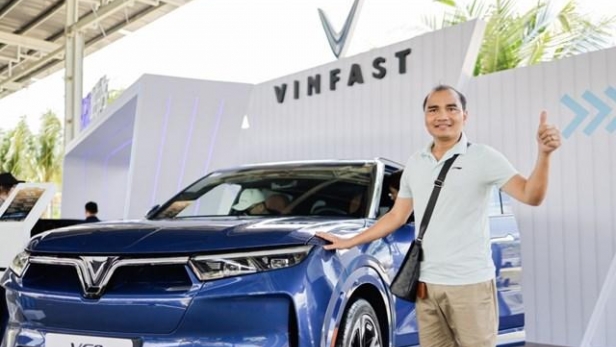 Chủ xe VinFast ngỡ ngàng với món quà 'xịn xò' từ hãng xe số 1 Việt Nam