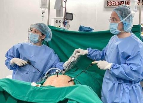Vinmec Cần Thơ phẫu thuật nội soi thành công khối u tử cung lớn phức tạp