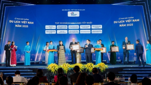 Sheraton Grand Danang Beach Resort & SPA được vinh danh TOP 10 khách sạn 5 sao tốt nhất Việt Nam 2025