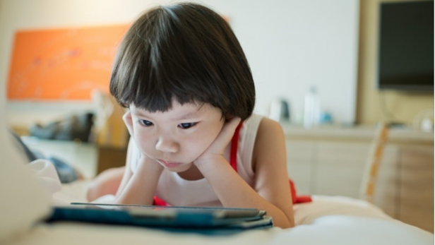 Cha mẹ cần làm gì khi trẻ nghiện điện thoại?