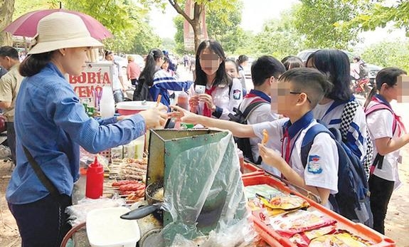 Hà Nội: Tiềm ẩn nguy cơ ngộ độc thực phẩm ngay trước cổng trường