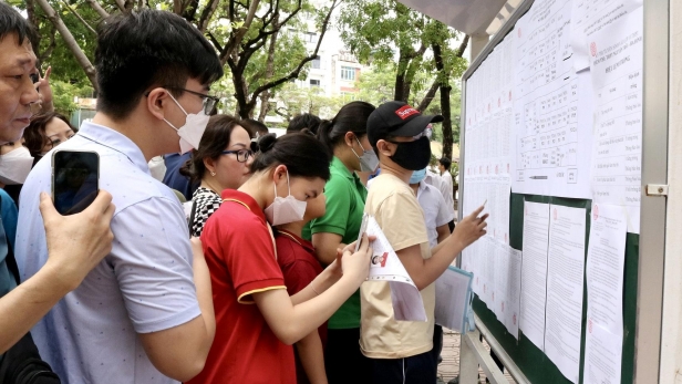 Trẻ bị trầm cảm do áp lực thi cử, cha mẹ nên làm gì?