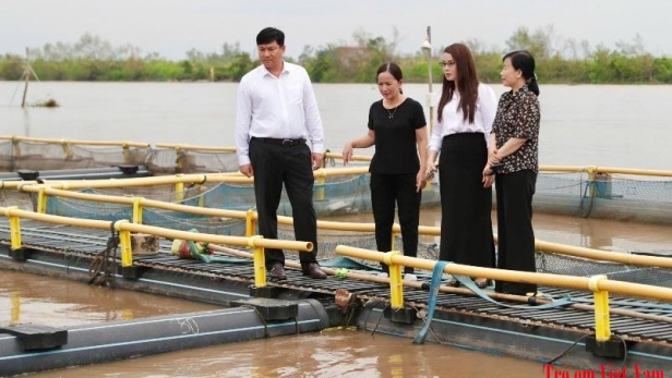 Lãnh đạo Agribank thăm hỏi, động viên khách hàng khắc phục hậu quả sau bão Yagi