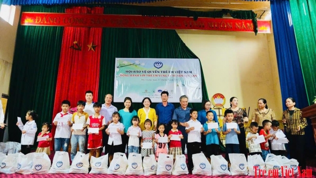 Trung thu yêu thương tại vùng lũ Huyền Sơn