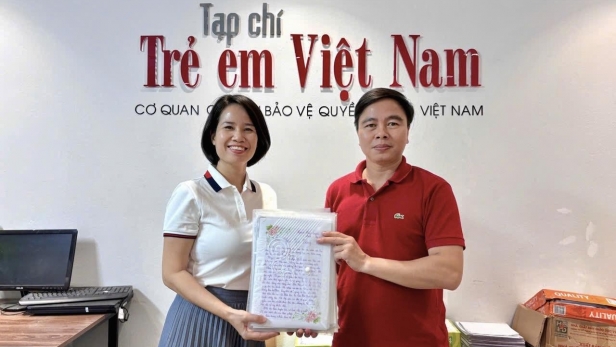 Cô Hiệu trưởng nộp bài dự thi mong mỏi học trò luôn hạnh phúc