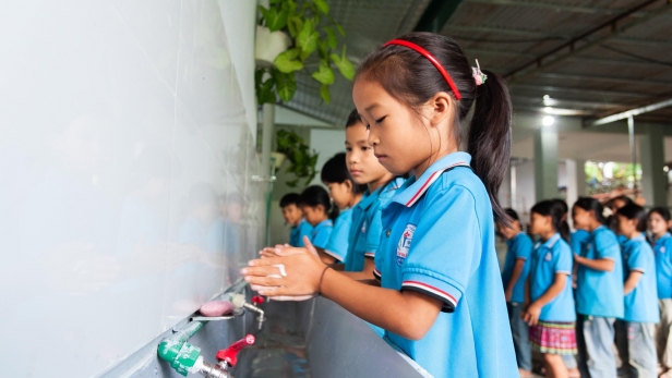 FPT Long Châu cùng khách hàng chung tay mang đến môi trường học đường sạch sẽ - an toàn cho học sinh vùng cao