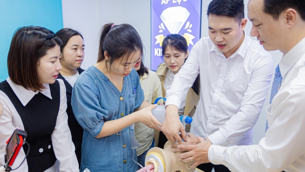 Long Châu Chơi Lớn Khi Đầu Tư Khoá Đào Tạo Chuyên Sâu Dành Riêng Cho Đội Ngũ Bác Sĩ, Điều Dưỡng Tiêm Chủng