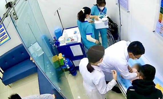 Bé 15 tháng đột ngột sốt cao co giật được trung tâm tiêm chủng cấp cứu kịp thời