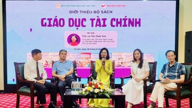 Lần đầu tiên ra mắt sách giáo dục tài chính cho học sinh phổ thông