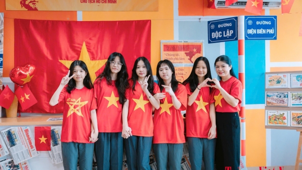 Học sinh lớp 9A0 Trường THCS Kim Giang và “tuyên ngôn yêu nước” bằng màu cờ Tổ quốc