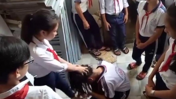 Phụ huynh cần làm gì khi con là nạn nhân của bạo lực học đường?