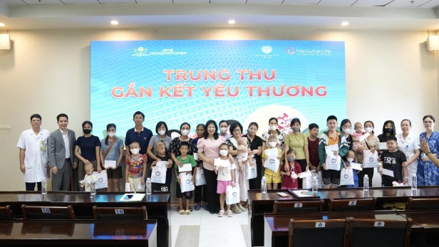 Hội Bảo vệ quyền trẻ em Việt Nam trao 200 phần quà tặng trẻ nhỏ đang điều trị tại Bệnh viện Nhi Trung ương