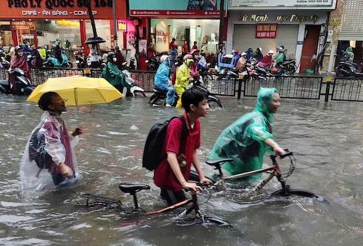 Hà Nội cho toàn bộ học sinh học trực tuyến nhằm tránh mưa bão