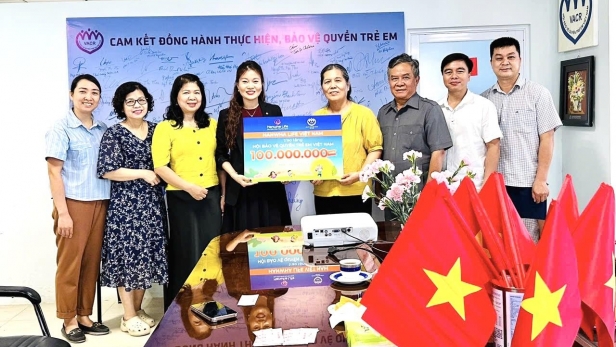 Hội BVQTE Việt Nam và Hanwha Life Việt Nam mang trung thu yêu thương đến trẻ em có hoàn cảnh đặc biệt