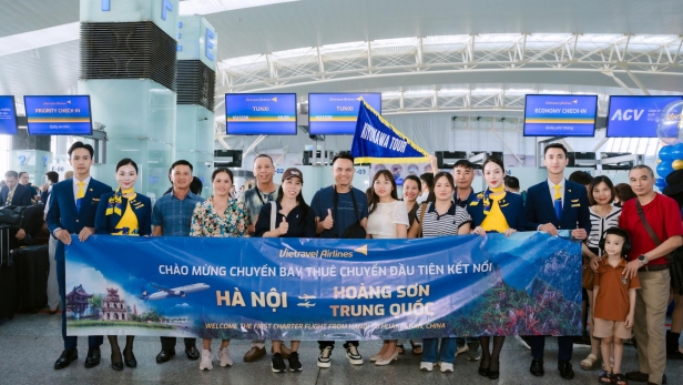 Vietravel Airlines thực hiện thành công chuyến bay charter đầu tiên kết nối Hà Nội - Hoàng Sơn