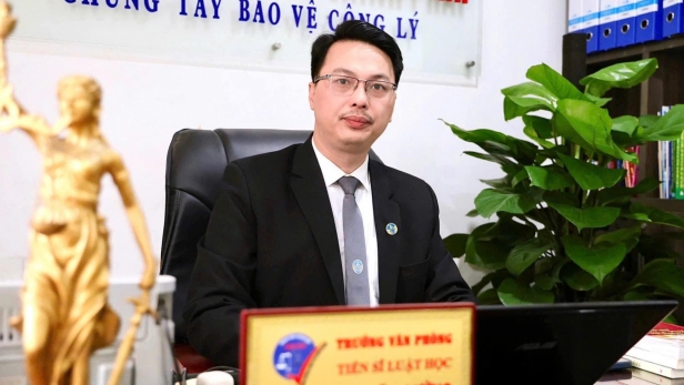 Cha dượng bạo hành bé gái 10 tuổi con riêng của vợ sẽ đối diện với tội danh nào?