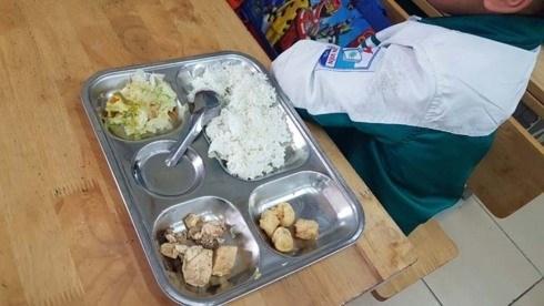 Bữa ăn học đường: 'Lỗ hổng' giám sát khiến con trẻ ăn trong nỗi bất an