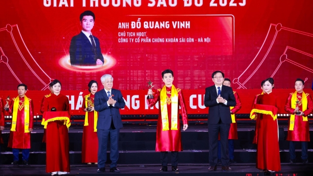 Doanh nhân Đỗ Quang Vinh được vinh danh TOP 10 Giải thưởng Sao Đỏ 2025