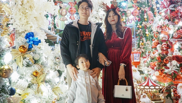Hàng Mã ngập tràn đồ Giáng sinh từ vài chục đến vài triệu đồng, nhiều gia đình đổ về chụp ảnh