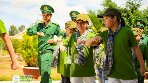 Trại hè kỹ năng đặc biệt: Trẻ em học kỹ năng sống, trải nghiệm “Chúng em là chiến sĩ”, học về lòng biết ơn