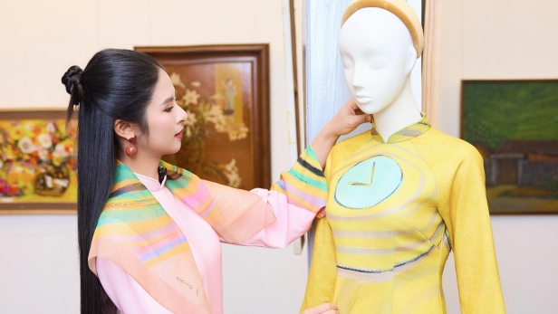 Hoa hậu Ngọc Hân sáng tạo áo dài từ bộ tranh Tết Tỵ của họa sĩ Lê Thiết Cương