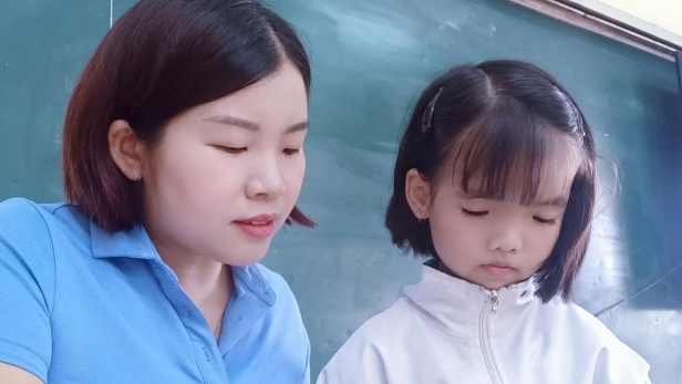 Cô giáo Hà Thị Huyên và hành trình cảm động cùng học trò bị não úng thủy giành giải chữ đẹp