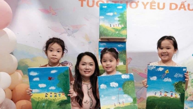 Hàng trăm em nhỏ vẽ tranh từ thiện, mang Tết Thiếu nhi đến với các bệnh nhi