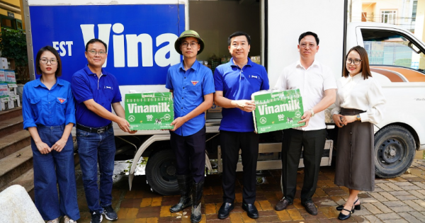 Vinamilk tiếp tục hỗ trợ người dân sau bão lũ