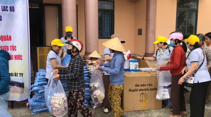 Hành trình sẻ chia yêu thương của Hội cháo Hạnh nguyện đến với bà con vùng bão lũ