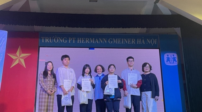 Trao giấy chứng nhận và quà tặng cho trẻ em tham gia “Sáng kiến trẻ em” 2025