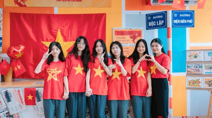 Học sinh lớp 9A0 Trường THCS Kim Giang và “tuyên ngôn yêu nước” bằng màu cờ Tổ quốc