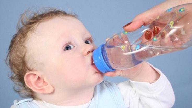 Hướng dẫn cách cho trẻ uống nước ở các giai đoạn khác nhau