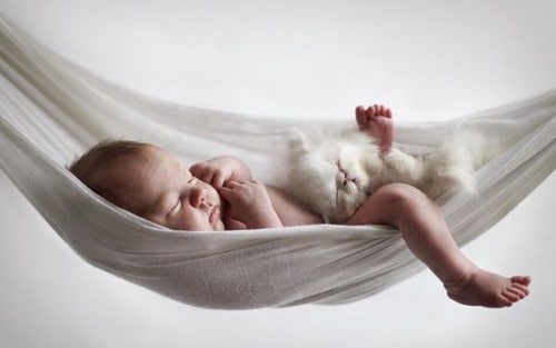Những sai lầm của mẹ khiến trẻ bị gù lưng, vẹo cột sống quá sớm