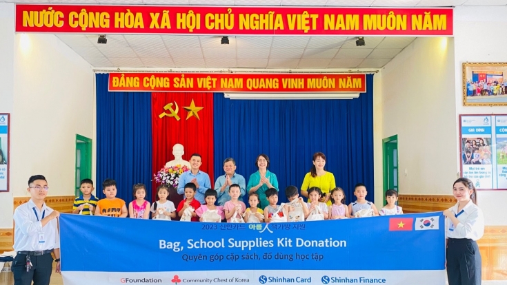 Shinhan Finance: Tặng 300 phần quà cho trẻ em tại Làng S.O.S Nha Trang